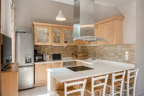 Fridge, microwave, oven, stovetop - Countryside Villa with a Walk-in Free Form Pool (Rethymno)