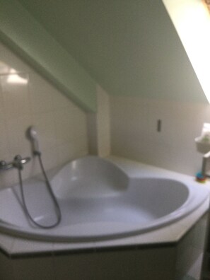 Bathtub, towels