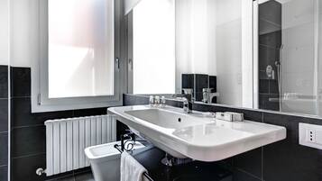 Appartamento | Bagno | Doccia, asciugacapelli, bidet, sapone