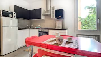 Appartamento | Cucina privata | Frigorifero con congelatore, microonde, forno, piano cottura