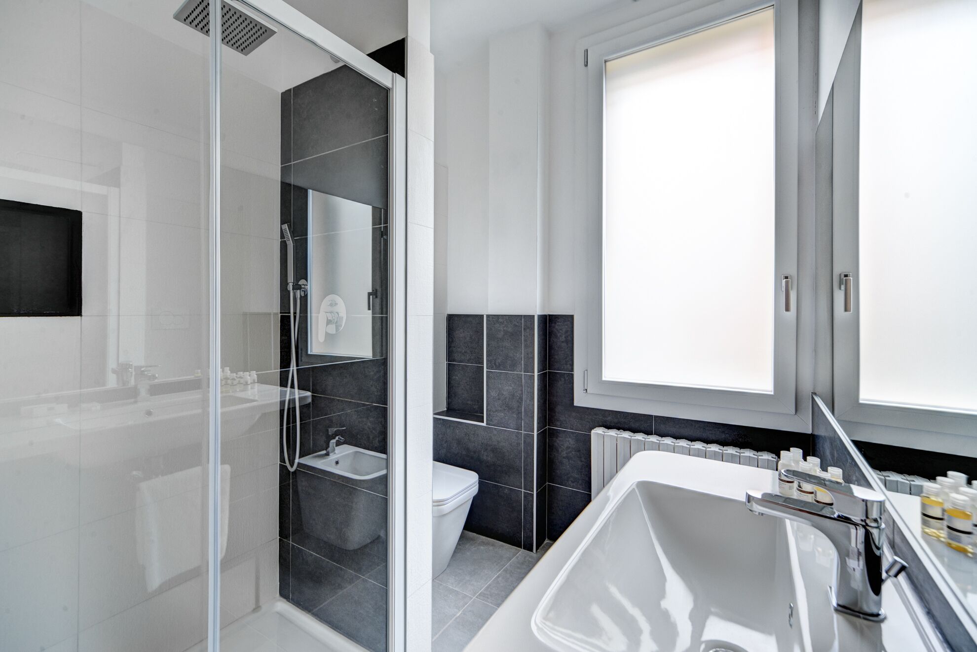 Appartement | Salle de bain | Douche, sèche-cheveux, bidet, savon