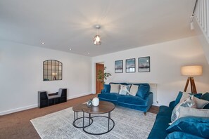 House | Living area | 40-inch flat-screen TV with digital channels, TV - Kittiwake Cottage (Bridlington)