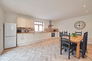 House | Private kitchen | Fridge, microwave, oven, stovetop - Kittiwake Cottage (Bridlington)