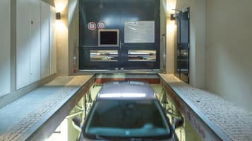 Parking sans voiturier (900 CZK par nuit)