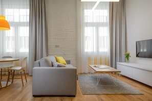 Estudio Deluxe | Zona de estar | Televisión de pantalla plana de 60 cm con canales por cable