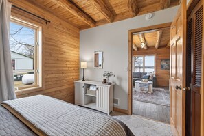 5 habitaciones, escritorio y tabla de planchar con plancha 
