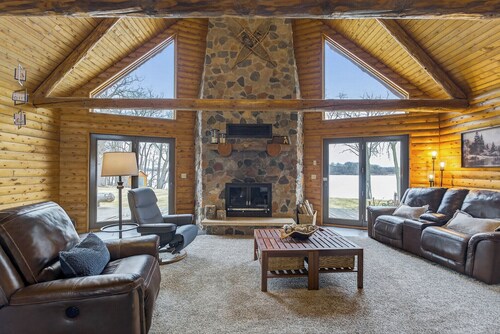Luxury Lake Retreat w/Indoor Pickleball • Sleeps 12 • 55 Min from MSP