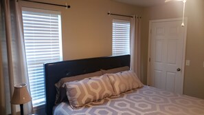 3 bedrooms, desk, iron/ironing board, travel cot - Bikes, trails, wine; Quiet, cozy and comfortable! (Bentonville)