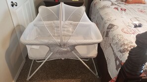 3 habitaciones, escritorio y tabla de planchar con plancha 