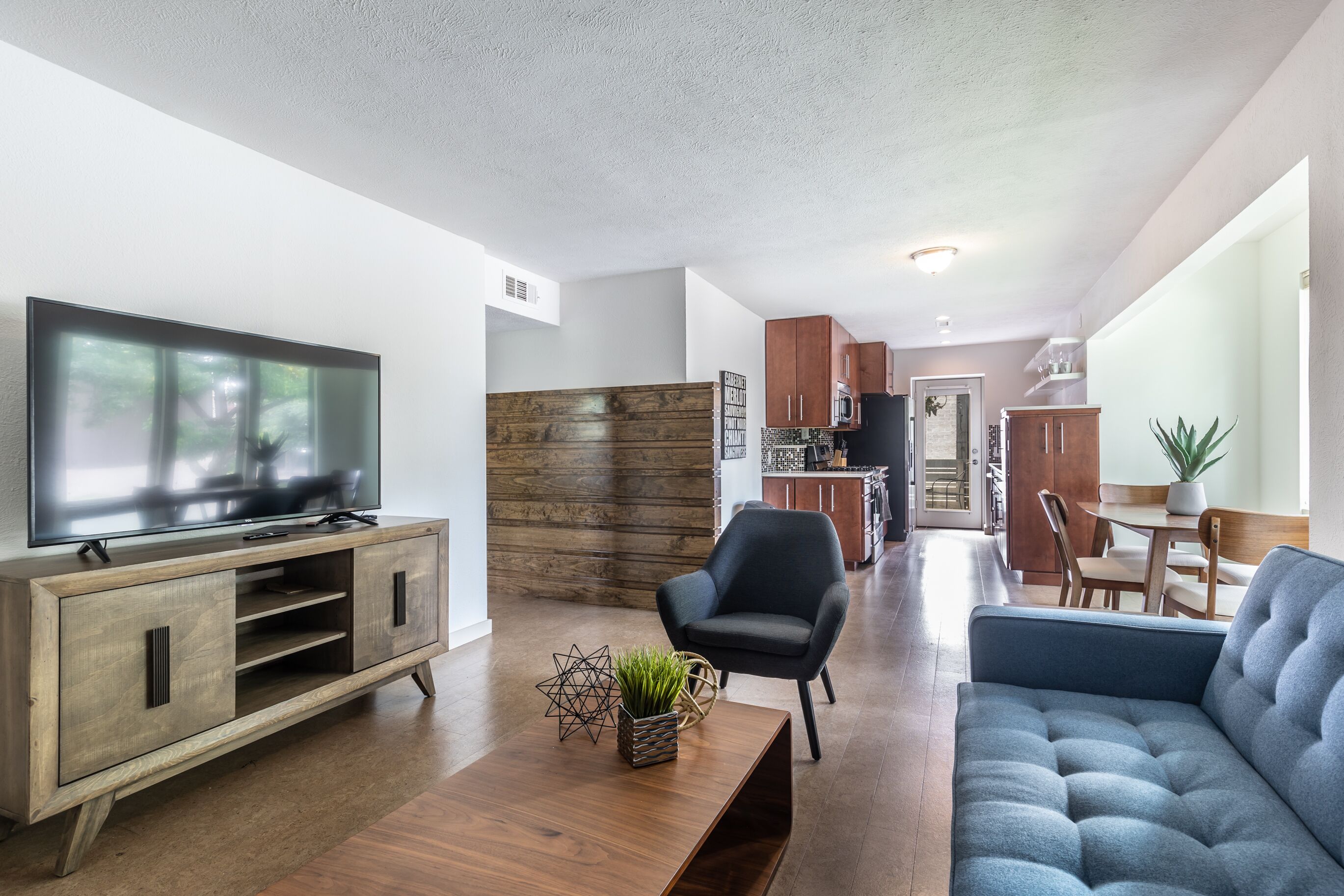 Mid Century Neighborhood Flat - Walk to Greenville