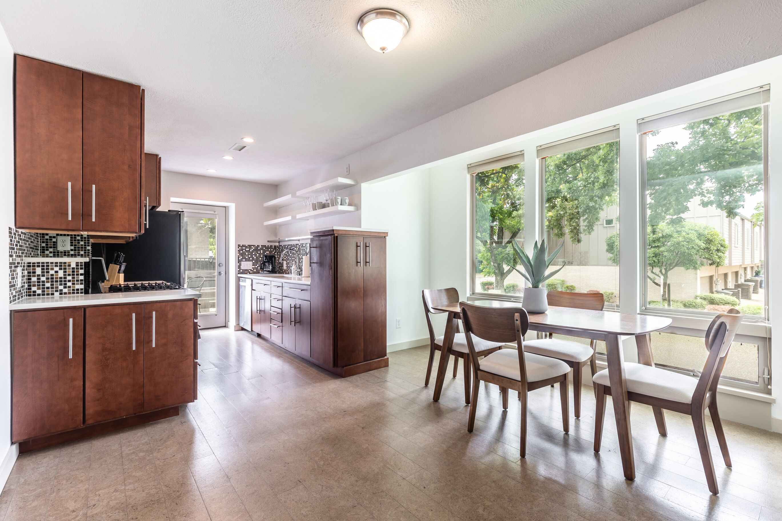 Mid Century Neighborhood Flat - Walk to Greenville