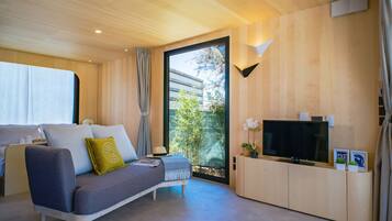 Suite Victoria | Vardagsrum | 15-tums platt-tv med kabelkanaler och tv