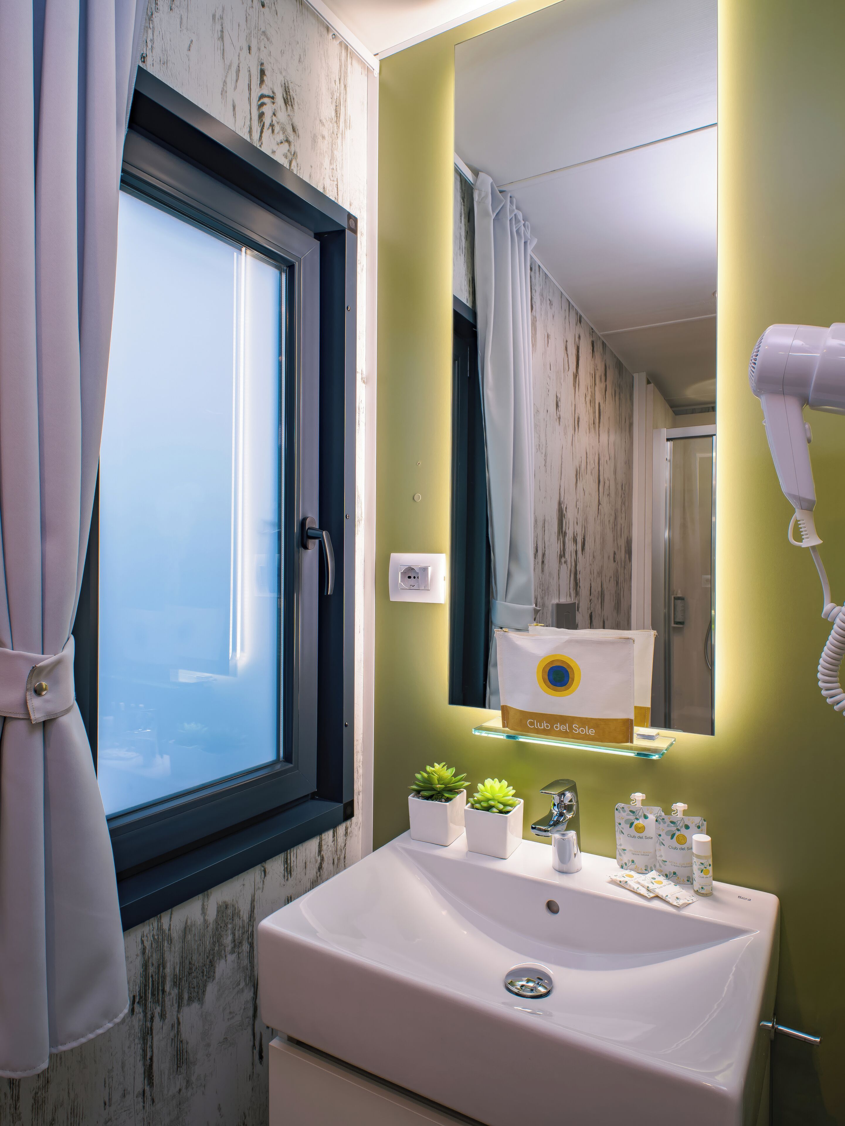 Junior Suite (Mediterranea) | Bathroom | Shower, bidet, towels