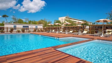 Een seizoensgebonden buitenzwembad, parasols voor strand/zwembad