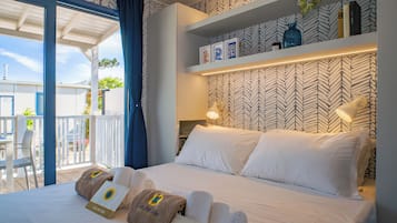 Junior Suite (Mediterranea Pet Friendly) | 2 bedrooms, blackout curtains, cots/infant beds, bed sheets