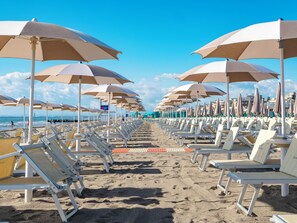 Private beach, white sand, sun-loungers, beach volleyball - Club Del Sole Milano Marittima Boutique Resort (Cervia)