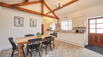 House | Private kitchen | Fridge, microwave, oven, stovetop