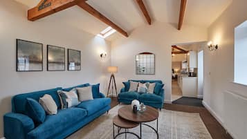 House | Living area | 32-inch flat-screen TV with digital channels, TV