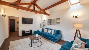House | Living area | 32-inch flat-screen TV with digital channels, TV - Puffin Cottage (Bridlington)
