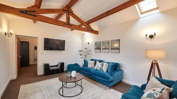 House | Living area | 32-inch flat-screen TV with digital channels, TV