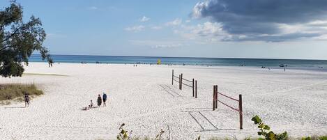 Plage à proximité, chaises longues, serviettes de plage