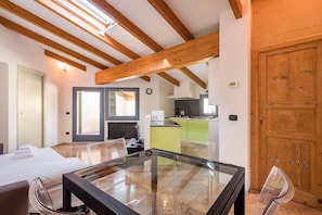 City Condo | Private kitchen | Full-size fridge, microwave, oven, stovetop - Chez Cristina by Wonderful Italy (Bologna)