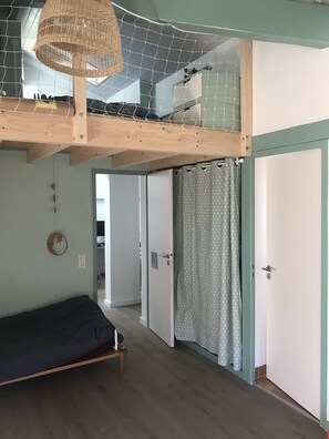 5 bedrooms, iron/ironing board, WiFi, bed sheets