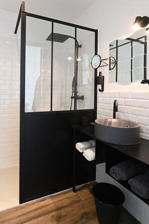 Combined shower/tub, hair dryer, towels, toilet paper - VILLA 5 ÉTOILES AVEC PISCINE INTÉRIEURE LA CIOTAT COTE D'AZUR JACUZZI EXTÉRIEUR (La Ciotat)