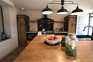 Fridge, microwave, oven, stovetop - VILLA 5 ÉTOILES AVEC PISCINE INTÉRIEURE LA CIOTAT COTE D'AZUR JACUZZI EXTÉRIEUR (La Ciotat)