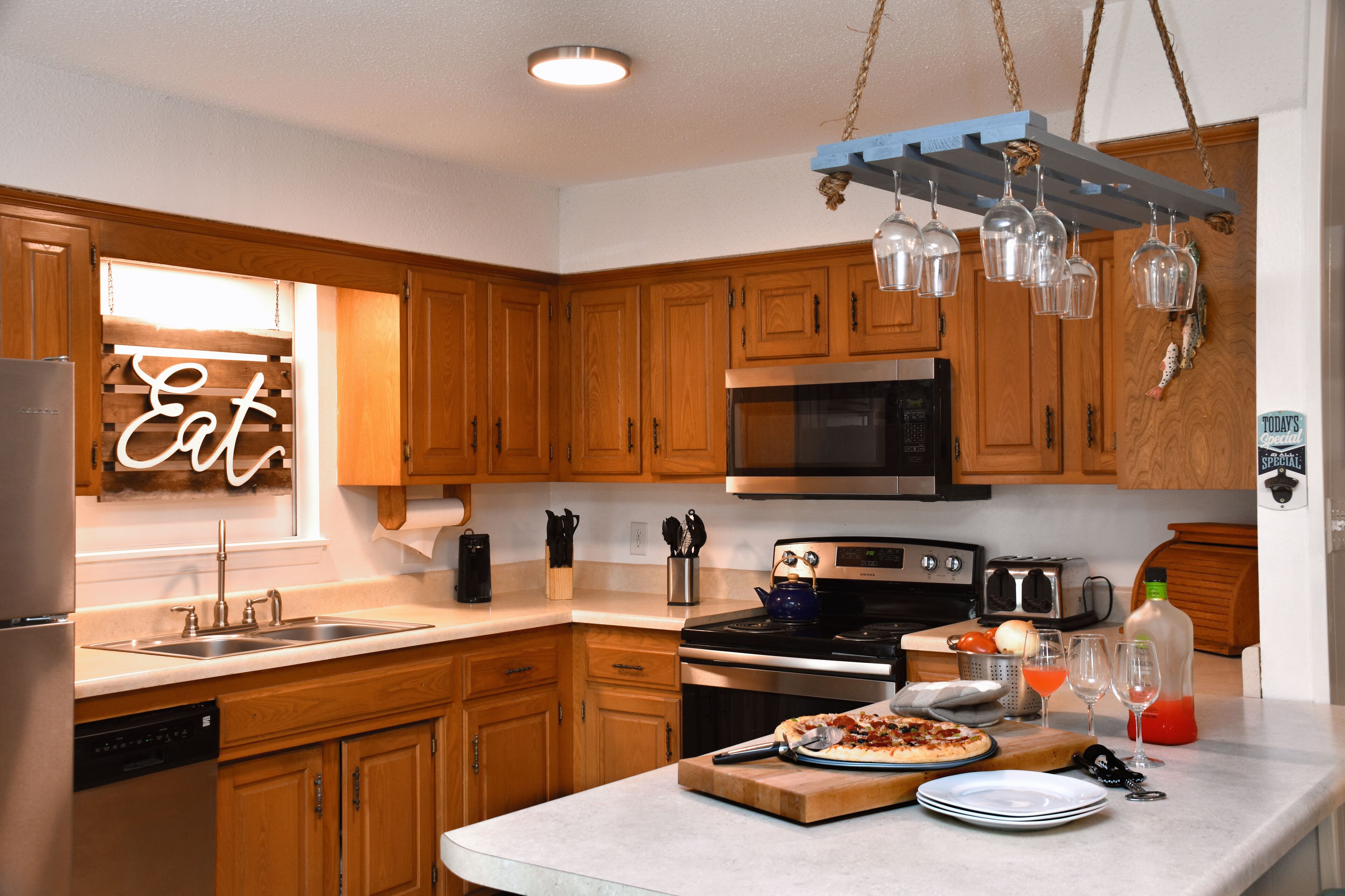 New Game Room! WiFi! King Bed! Family Friendly!