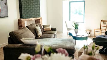 Smart TV, lareira, pebolim, mesa de pingue-pongue