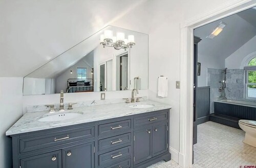 Gorgeous 3 Bed/3 Bath in the Town of Crested Butte
Sleeps 6