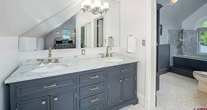 Gorgeous 3 Bed/3 Bath in the Town of Crested Butte
Sleeps 6