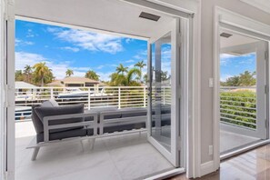 Terrace/patio - "Luxury waterfront mansion with large pool" Near clear water & sandy beaches ! (Pompano Beach)