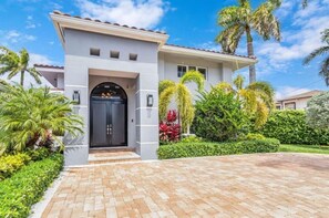 Exterior - "Luxury waterfront mansion with large pool" Near clear water & sandy beaches ! (Pompano Beach)