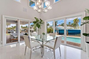 Dining - "Luxury waterfront mansion with large pool" Near clear water & sandy beaches ! (Pompano Beach)