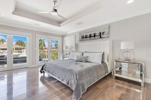 5 bedrooms, iron/ironing board, travel cot, free WiFi - "Luxury waterfront mansion with large pool" Near clear water & sandy beaches ! (Pompano Beach)