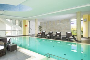 Een binnenzwembad en een buitenzwembad