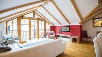 Deluxe-Apartment | Wohnbereich | 43-Zoll-LED-Fernseher mit Kabelempfang, Fernseher, Fußbodenheizung