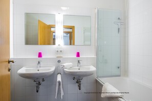 Familie appartement | Badkamer | Een haardroger