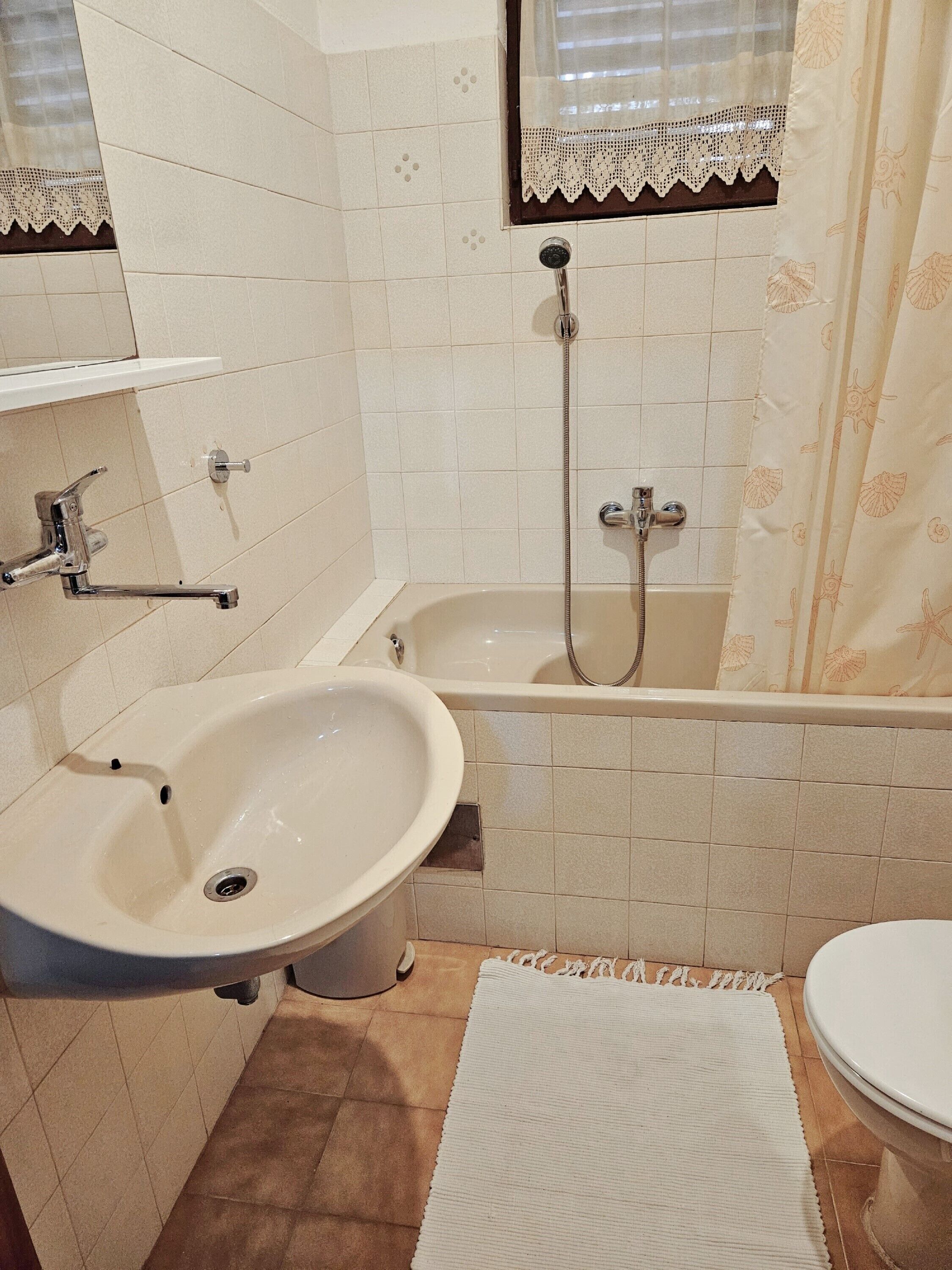 Casa | Baño | Tina con regadera, tina profunda, secadora de cabello, toallas 