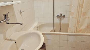 Casa | Baño | Tina con regadera, tina profunda, secadora de cabello, toallas