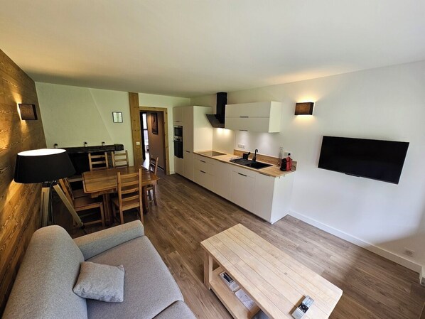 A modern apartment with a living room, dining area, and kitchen. - Megève - 50 m² Rochebrune, 2 bedrooms (renovated in May 2024), balcony (Megève)