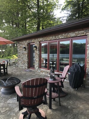 Outdoor dining - Hidden Cove (Findley Lake)