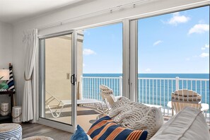 TV - Oceanfront Penthouse w/ Tons of Space and a Pool (Ocean City)