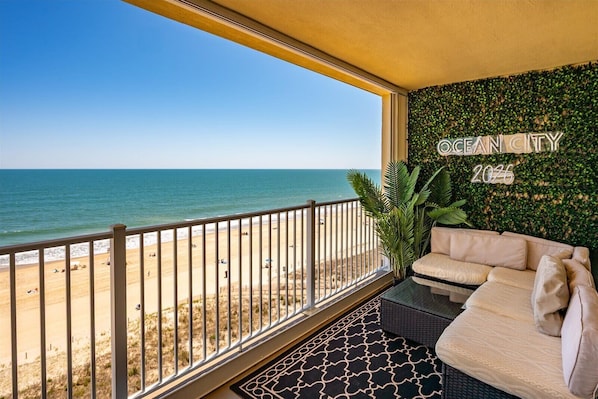 On the beach - Oceanfront Penthouse w/ Tons of Space and a Pool (Ocean City)