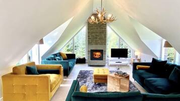Villa Exclusive | Coin séjour | Télévision à écran plat, cheminée, chauffage par le sol