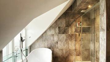 Shower, pengering rambut, sandal, dan handuk