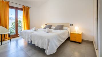 2 chambres, coffres-forts dans les chambres, fer et planche Ă repasser