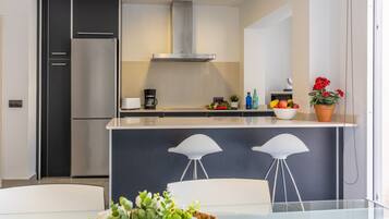 Réfrigérateur, micro-ondes, four, plaque de cuisson